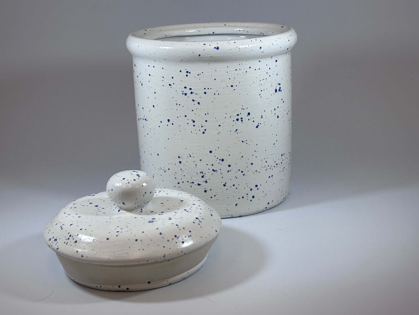 Light speckled blue canister